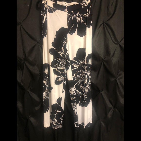 New York & Company Pants - B&W print summer pants, elastic waist band.